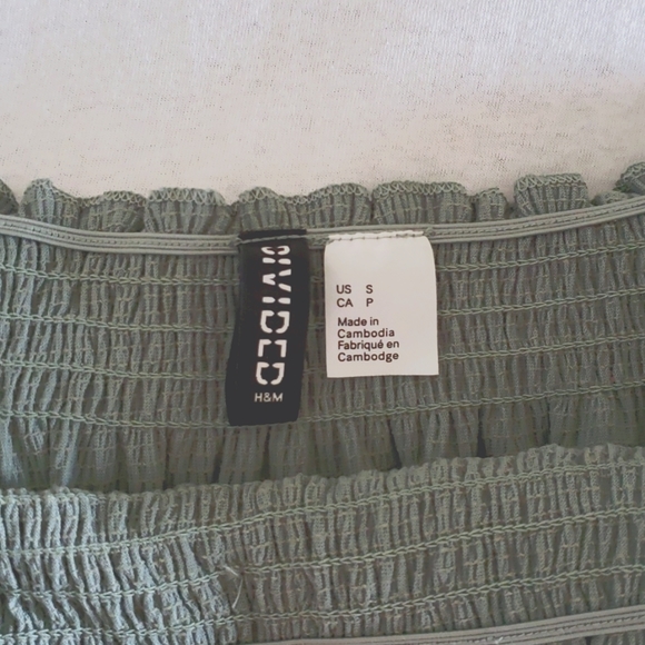 H&M Off Shoulder top - Picture 3 of 3